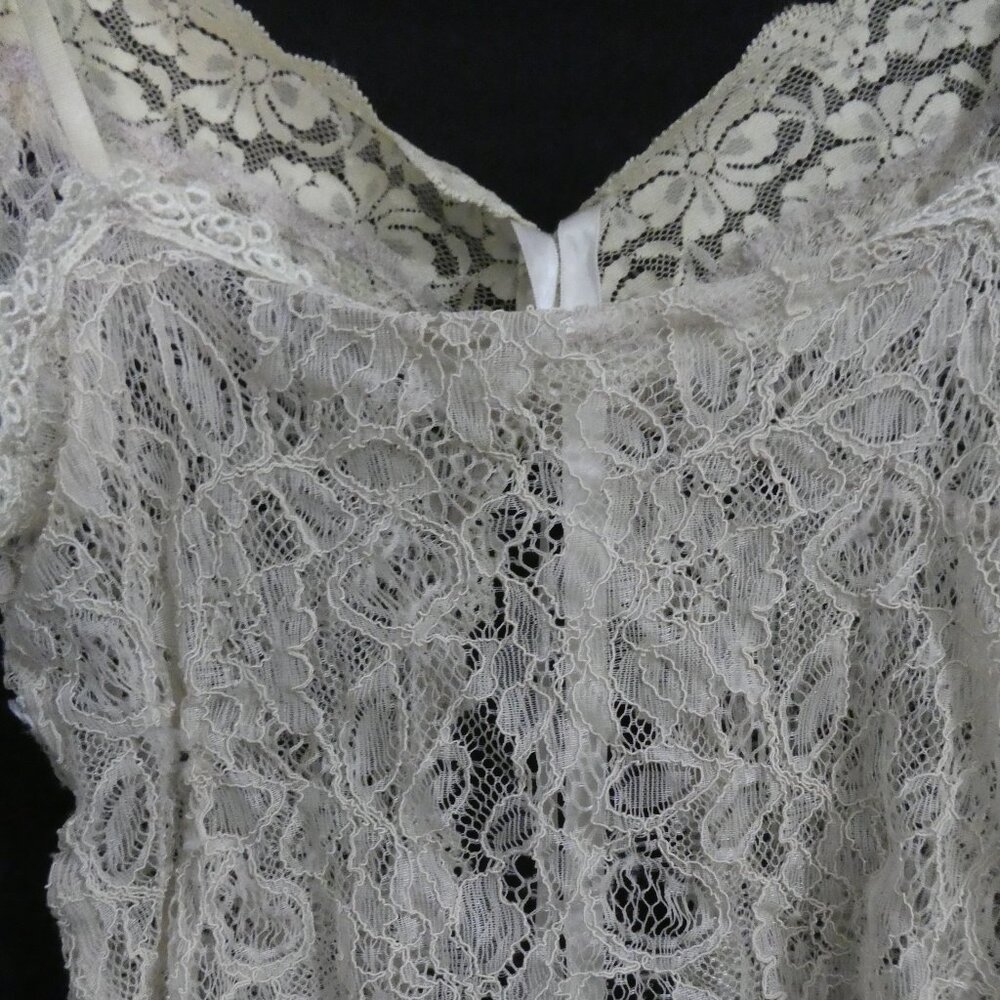 Elegant Lace V-Neck Camisole Top With 3 Button Front Detail P2P 13.5 inches - Picture 10 of 16